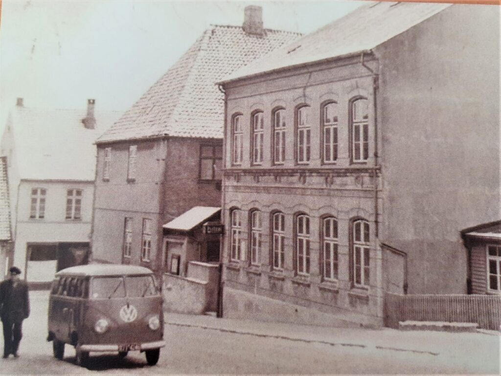 Nach dem 1. Weltkrieg befand sich die Schule in einem Gebäude in der Moltkestraße