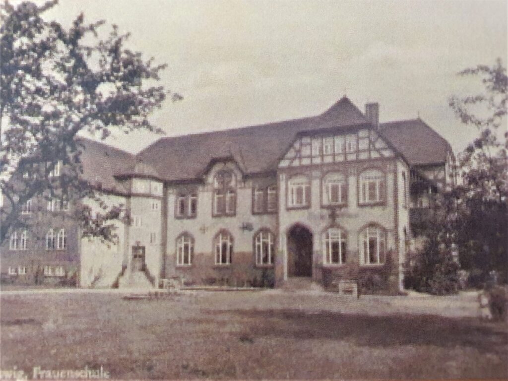 1949 zog die Schule in die Königstr. 30. Ein neuer Name wurde auch vergeben - Pestalozzischule. Heute hat in dem Gebäude die Volkshochschule der Stadt Schleswig ihre Räumlichkeiten